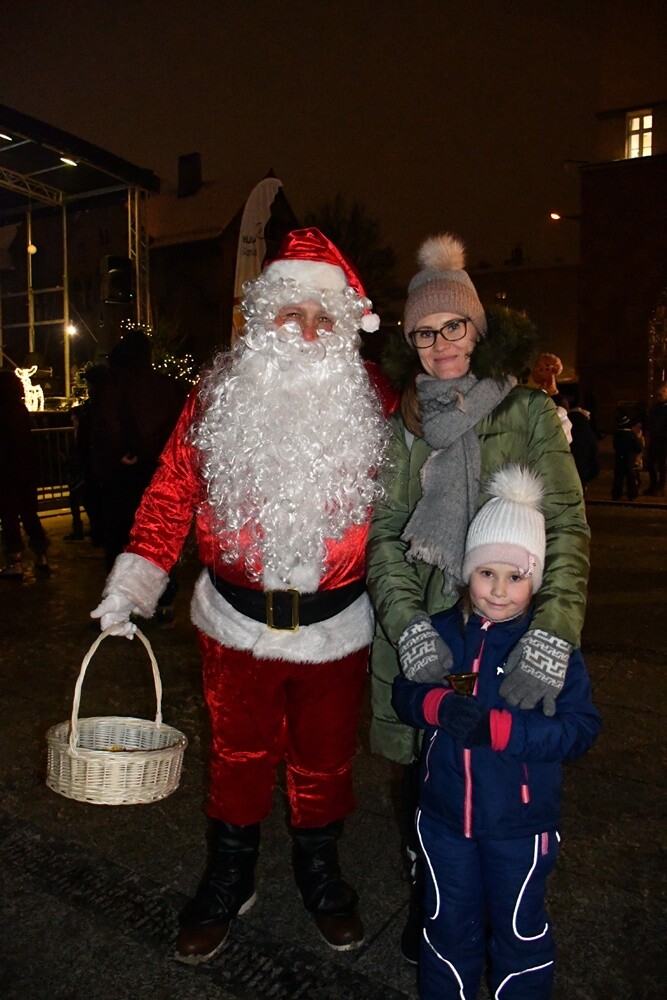 Wystartował Rudzki Jarmark Świąteczny! Na rudzkim rynku rozbłysła miejska choinka i zapachniało świętami. fot. Jacek Knapik