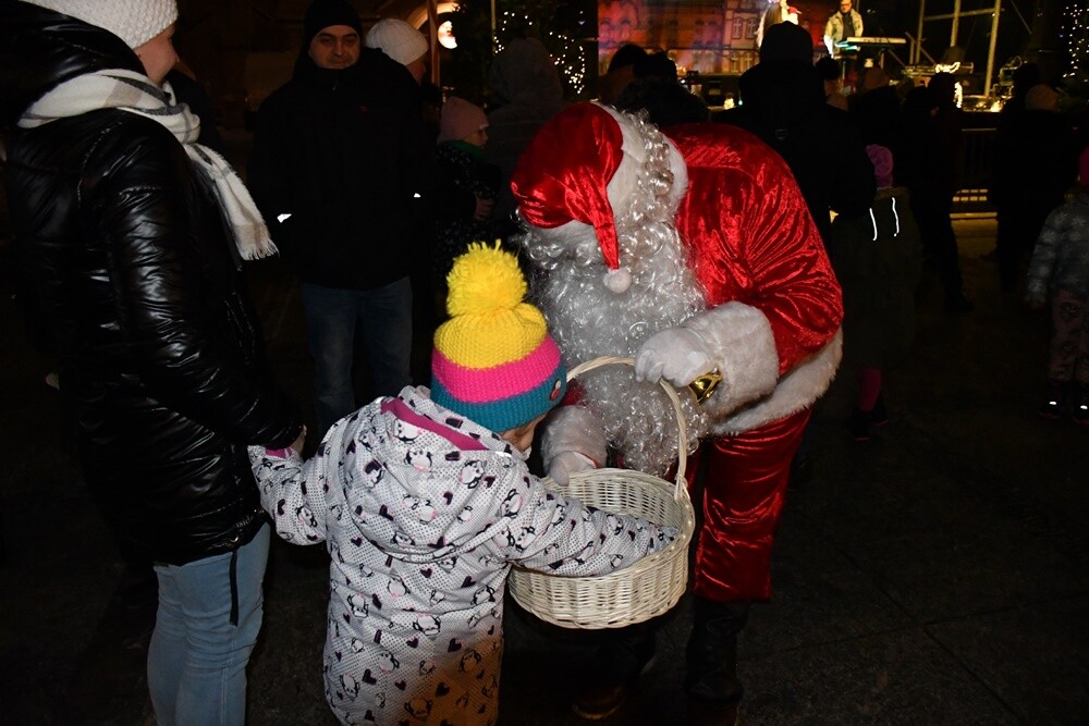 Wystartował Rudzki Jarmark Świąteczny! Na rudzkim rynku rozbłysła miejska choinka i zapachniało świętami. fot. Jacek Knapik