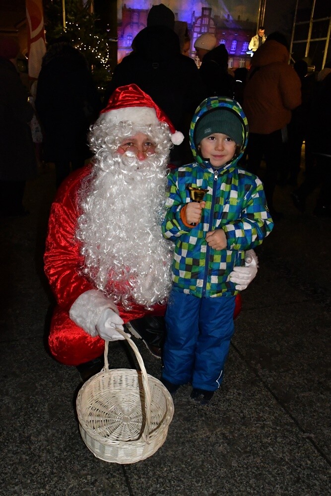 Wystartował Rudzki Jarmark Świąteczny! Na rudzkim rynku rozbłysła miejska choinka i zapachniało świętami. fot. Jacek Knapik