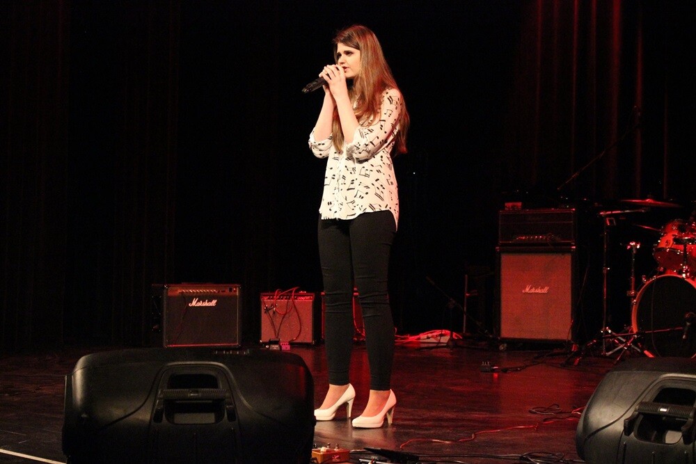 16 solistów i 5 zespołów rywalizowało dziś w konkursie "O Rudzki Mikrofon", zorganizowanym przez Młodzieżową Radę Miasta Ruda Śląska i Miejskie Centrum Kultury. Zwyciężyła Weronika Nawara, która w nagrodę wystąpi podczas Dni Rudy Śląskiej. Jury miało trudne zadanie i zdecydowało, że na scenie zobaczymy wówczas również zdobywców drugiego miejsca - zespół Gabor.