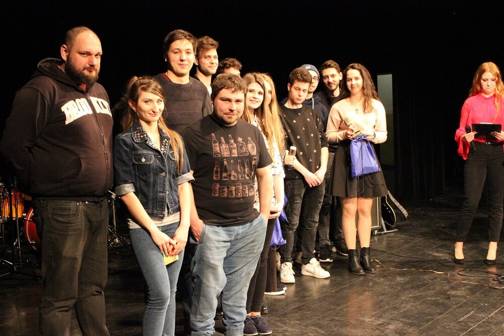 16 solistów i 5 zespołów rywalizowało dziś w konkursie "O Rudzki Mikrofon", zorganizowanym przez Młodzieżową Radę Miasta Ruda Śląska i Miejskie Centrum Kultury. Zwyciężyła Weronika Nawara, która w nagrodę wystąpi podczas Dni Rudy Śląskiej. Jury miało trudne zadanie i zdecydowało, że na scenie zobaczymy wówczas również zdobywców drugiego miejsca - zespół Gabor.