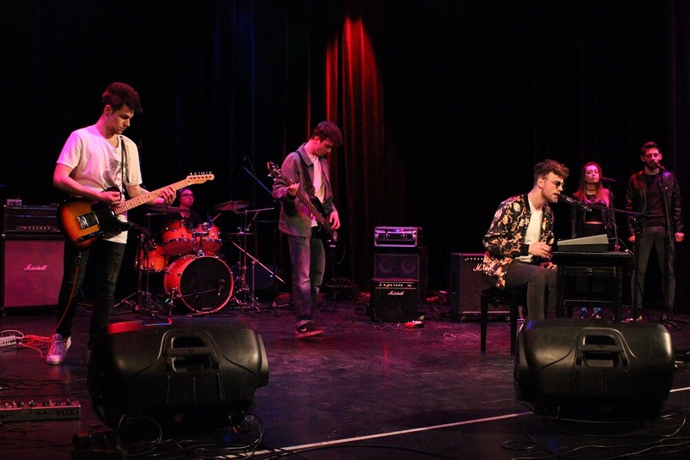 16 solistów i 5 zespołów rywalizowało dziś w konkursie "O Rudzki Mikrofon", zorganizowanym przez Młodzieżową Radę Miasta Ruda Śląska i Miejskie Centrum Kultury. Zwyciężyła Weronika Nawara, która w nagrodę wystąpi podczas Dni Rudy Śląskiej. Jury miało trudne zadanie i zdecydowało, że na scenie zobaczymy wówczas również zdobywców drugiego miejsca - zespół Gabor.