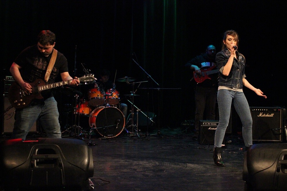 16 solistów i 5 zespołów rywalizowało dziś w konkursie "O Rudzki Mikrofon", zorganizowanym przez Młodzieżową Radę Miasta Ruda Śląska i Miejskie Centrum Kultury. Zwyciężyła Weronika Nawara, która w nagrodę wystąpi podczas Dni Rudy Śląskiej. Jury miało trudne zadanie i zdecydowało, że na scenie zobaczymy wówczas również zdobywców drugiego miejsca - zespół Gabor.