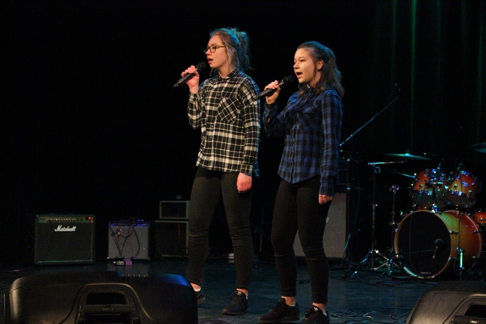 16 solistów i 5 zespołów rywalizowało dziś w konkursie "O Rudzki Mikrofon", zorganizowanym przez Młodzieżową Radę Miasta Ruda Śląska i Miejskie Centrum Kultury. Zwyciężyła Weronika Nawara, która w nagrodę wystąpi podczas Dni Rudy Śląskiej. Jury miało trudne zadanie i zdecydowało, że na scenie zobaczymy wówczas również zdobywców drugiego miejsca - zespół Gabor.