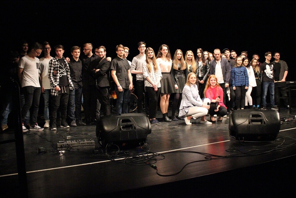 16 solistów i 5 zespołów rywalizowało dziś w konkursie "O Rudzki Mikrofon", zorganizowanym przez Młodzieżową Radę Miasta Ruda Śląska i Miejskie Centrum Kultury. Zwyciężyła Weronika Nawara, która w nagrodę wystąpi podczas Dni Rudy Śląskiej. Jury miało trudne zadanie i zdecydowało, że na scenie zobaczymy wówczas również zdobywców drugiego miejsca - zespół Gabor.