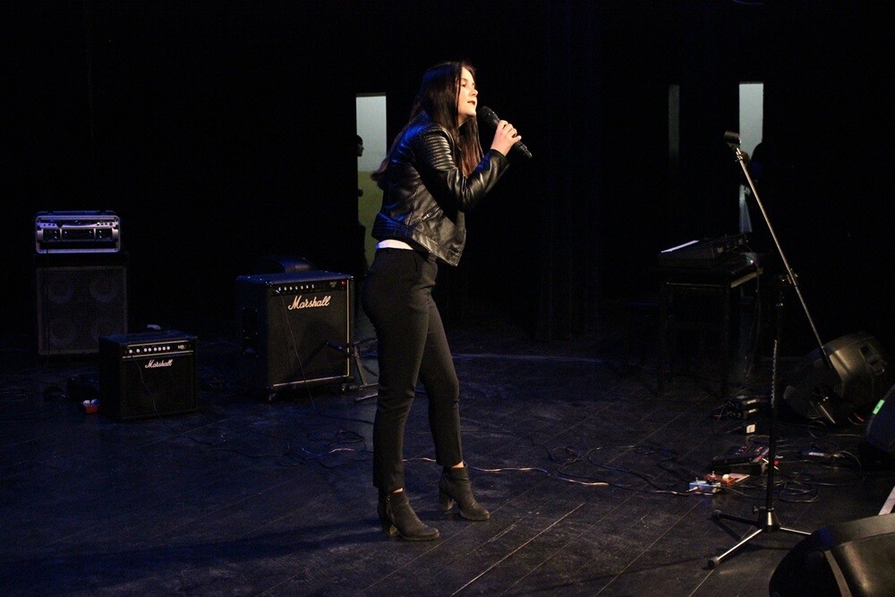 16 solistów i 5 zespołów rywalizowało dziś w konkursie "O Rudzki Mikrofon", zorganizowanym przez Młodzieżową Radę Miasta Ruda Śląska i Miejskie Centrum Kultury. Zwyciężyła Weronika Nawara, która w nagrodę wystąpi podczas Dni Rudy Śląskiej. Jury miało trudne zadanie i zdecydowało, że na scenie zobaczymy wówczas również zdobywców drugiego miejsca - zespół Gabor.