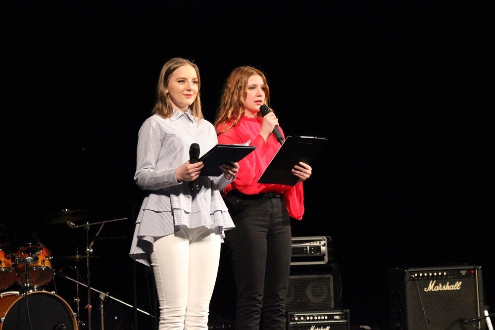 16 solistów i 5 zespołów rywalizowało dziś w konkursie "O Rudzki Mikrofon", zorganizowanym przez Młodzieżową Radę Miasta Ruda Śląska i Miejskie Centrum Kultury. Zwyciężyła Weronika Nawara, która w nagrodę wystąpi podczas Dni Rudy Śląskiej. Jury miało trudne zadanie i zdecydowało, że na scenie zobaczymy wówczas również zdobywców drugiego miejsca - zespół Gabor.