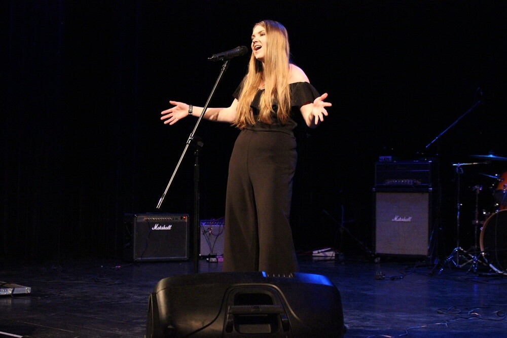 16 solistów i 5 zespołów rywalizowało dziś w konkursie "O Rudzki Mikrofon", zorganizowanym przez Młodzieżową Radę Miasta Ruda Śląska i Miejskie Centrum Kultury. Zwyciężyła Weronika Nawara, która w nagrodę wystąpi podczas Dni Rudy Śląskiej. Jury miało trudne zadanie i zdecydowało, że na scenie zobaczymy wówczas również zdobywców drugiego miejsca - zespół Gabor.