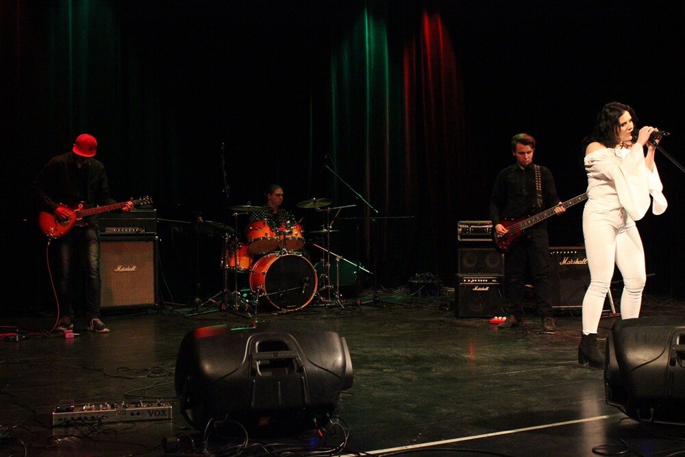 16 solistów i 5 zespołów rywalizowało dziś w konkursie "O Rudzki Mikrofon", zorganizowanym przez Młodzieżową Radę Miasta Ruda Śląska i Miejskie Centrum Kultury. Zwyciężyła Weronika Nawara, która w nagrodę wystąpi podczas Dni Rudy Śląskiej. Jury miało trudne zadanie i zdecydowało, że na scenie zobaczymy wówczas również zdobywców drugiego miejsca - zespół Gabor.