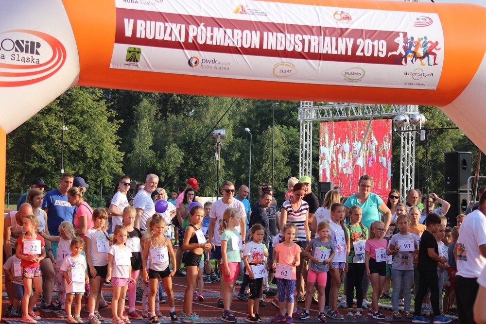 Za nami kolejny Rudzki Półmaraton Industrialny - miłośnicy aktywnego spędzania czasu w biegu przemierzyli w sobotni wieczór ulice Rudy Śląskiej. (foto: Urząd Miasta Ruda Śląska)