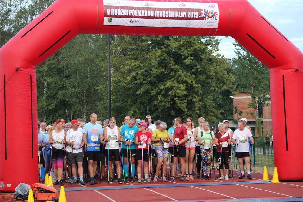 Za nami kolejny Rudzki Półmaraton Industrialny - miłośnicy aktywnego spędzania czasu w biegu przemierzyli w sobotni wieczór ulice Rudy Śląskiej. (foto: Urząd Miasta Ruda Śląska)