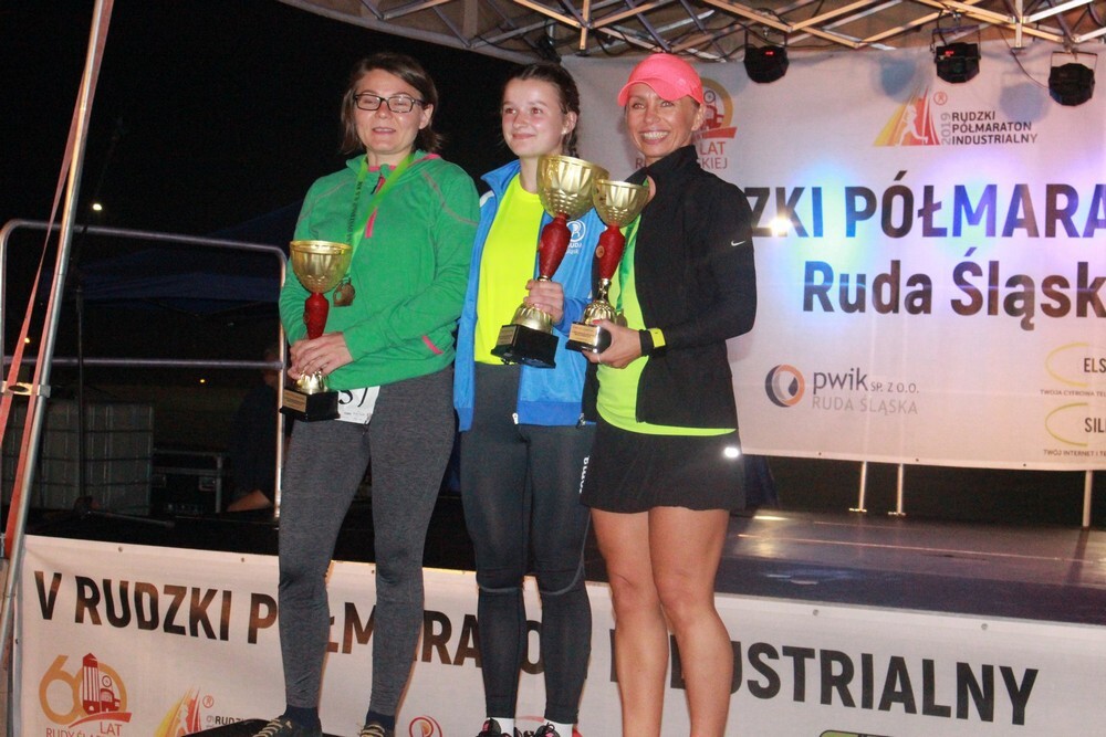 Za nami kolejny Rudzki Półmaraton Industrialny - miłośnicy aktywnego spędzania czasu w biegu przemierzyli w sobotni wieczór ulice Rudy Śląskiej. (foto: Urząd Miasta Ruda Śląska)