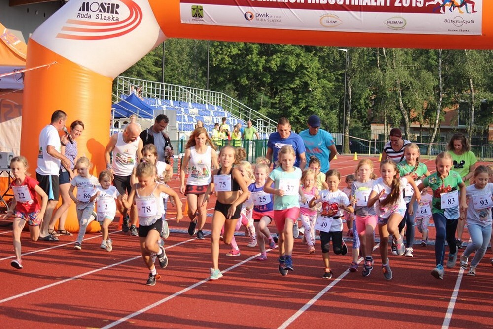 Za nami kolejny Rudzki Półmaraton Industrialny - miłośnicy aktywnego spędzania czasu w biegu przemierzyli w sobotni wieczór ulice Rudy Śląskiej. (foto: Urząd Miasta Ruda Śląska)