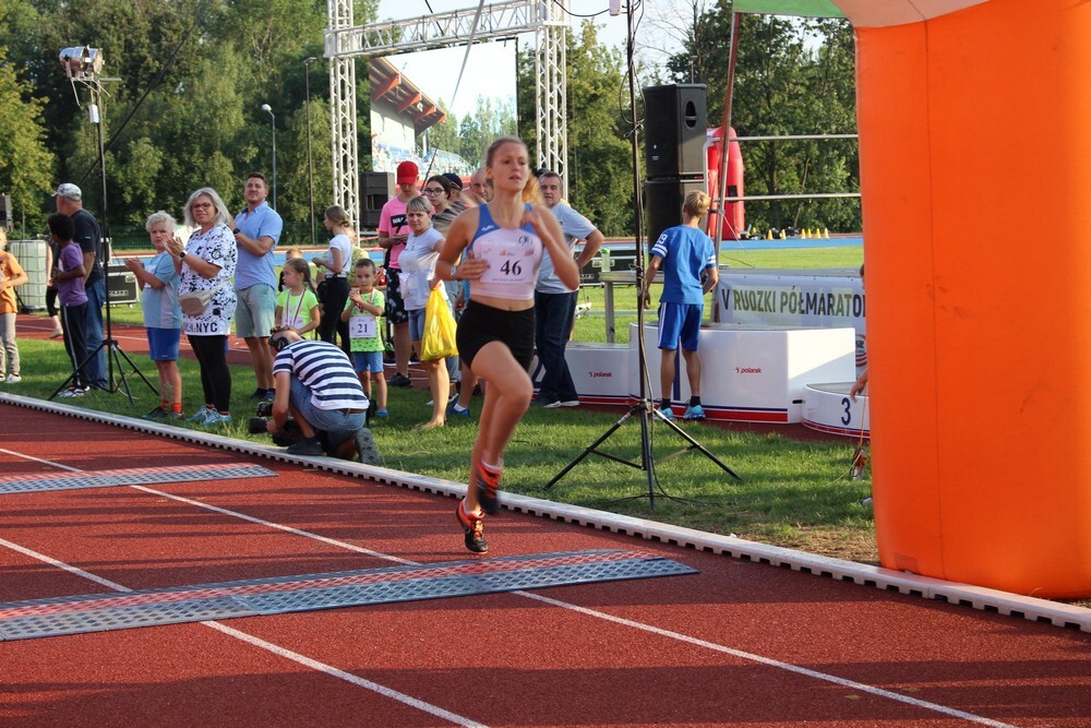 Za nami kolejny Rudzki Półmaraton Industrialny - miłośnicy aktywnego spędzania czasu w biegu przemierzyli w sobotni wieczór ulice Rudy Śląskiej. (foto: Urząd Miasta Ruda Śląska)