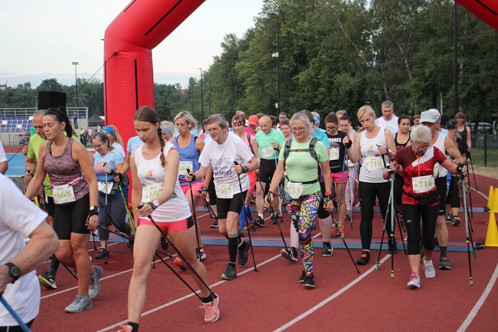Za nami kolejny Rudzki Półmaraton Industrialny - miłośnicy aktywnego spędzania czasu w biegu przemierzyli w sobotni wieczór ulice Rudy Śląskiej. (foto: Urząd Miasta Ruda Śląska)