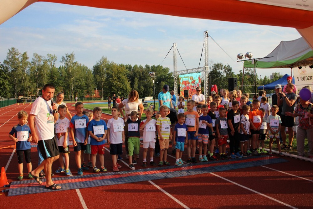 Za nami kolejny Rudzki Półmaraton Industrialny - miłośnicy aktywnego spędzania czasu w biegu przemierzyli w sobotni wieczór ulice Rudy Śląskiej. (foto: Urząd Miasta Ruda Śląska)