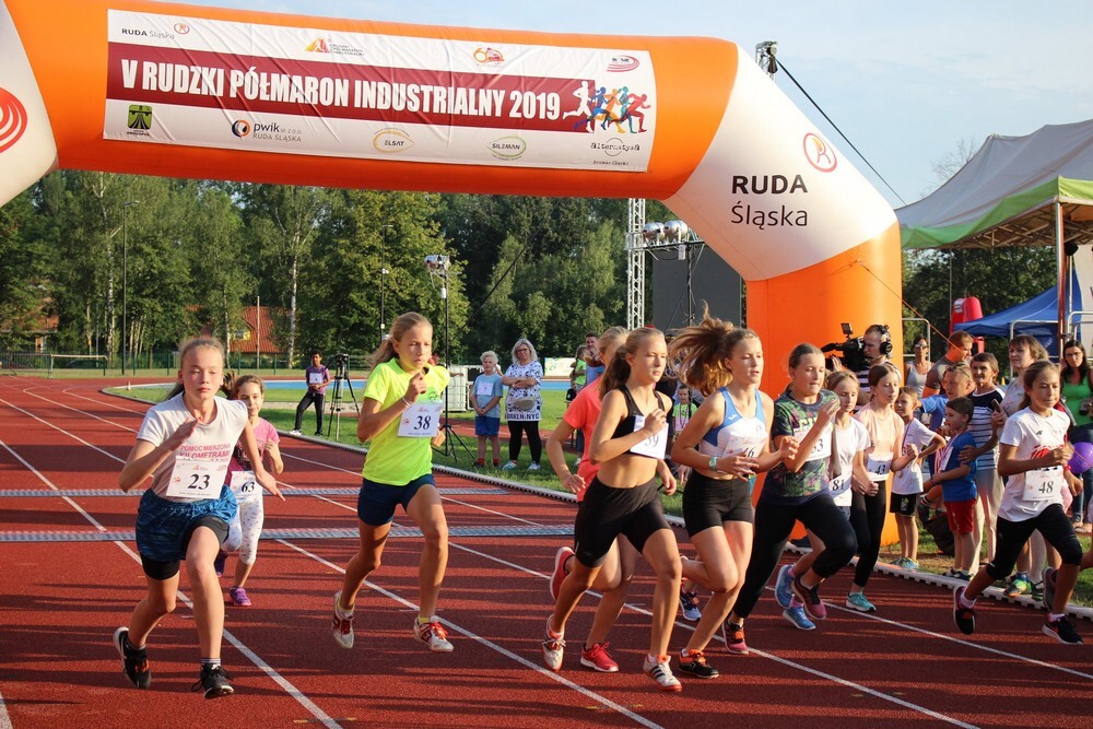 Za nami kolejny Rudzki Półmaraton Industrialny - miłośnicy aktywnego spędzania czasu w biegu przemierzyli w sobotni wieczór ulice Rudy Śląskiej. (foto: Urząd Miasta Ruda Śląska)