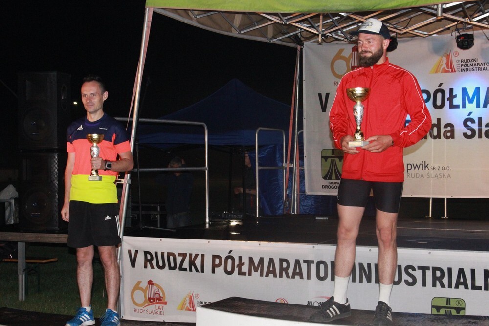 Za nami kolejny Rudzki Półmaraton Industrialny - miłośnicy aktywnego spędzania czasu w biegu przemierzyli w sobotni wieczór ulice Rudy Śląskiej. (foto: Urząd Miasta Ruda Śląska)
