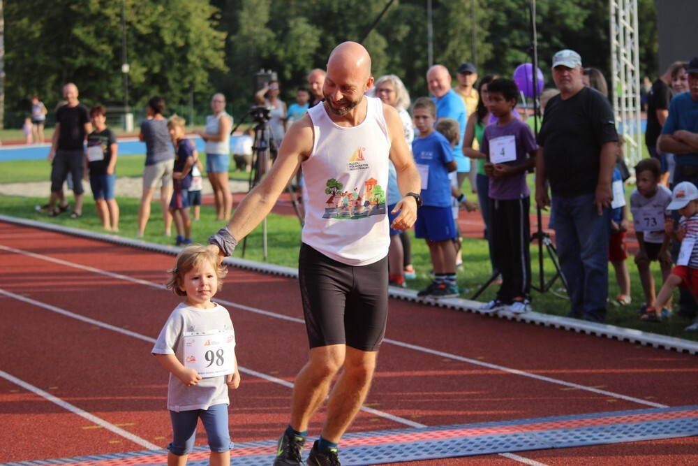 Za nami kolejny Rudzki Półmaraton Industrialny - miłośnicy aktywnego spędzania czasu w biegu przemierzyli w sobotni wieczór ulice Rudy Śląskiej. (foto: Urząd Miasta Ruda Śląska)