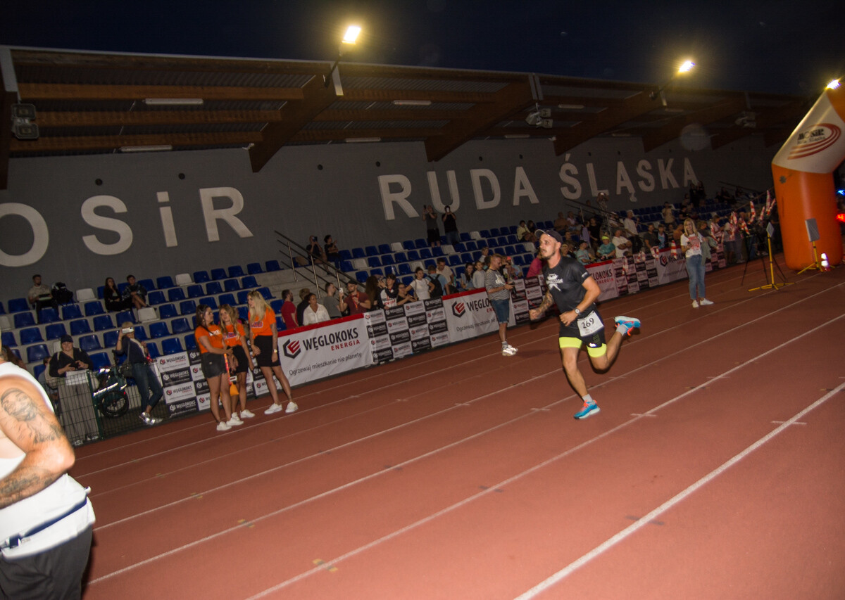 Za nami kolejna odsłona Rudzkiego Półmaratonu Industrialnego, setki uczestników pobiegło nocną porą przez nasze miasto. Byliśmy i my, mamy zdjęcia!