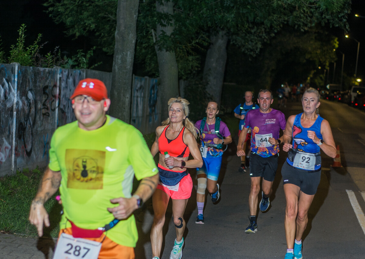 Za nami kolejna odsłona Rudzkiego Półmaratonu Industrialnego, setki uczestników pobiegło nocną porą przez nasze miasto. Byliśmy i my, mamy zdjęcia!
