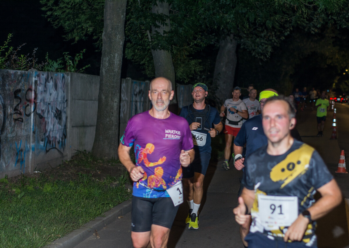 Za nami kolejna odsłona Rudzkiego Półmaratonu Industrialnego, setki uczestników pobiegło nocną porą przez nasze miasto. Byliśmy i my, mamy zdjęcia!