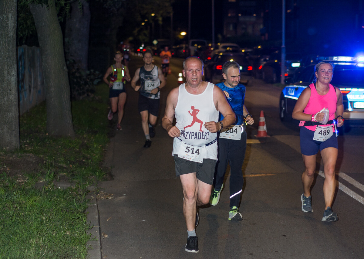 Za nami kolejna odsłona Rudzkiego Półmaratonu Industrialnego, setki uczestników pobiegło nocną porą przez nasze miasto. Byliśmy i my, mamy zdjęcia!