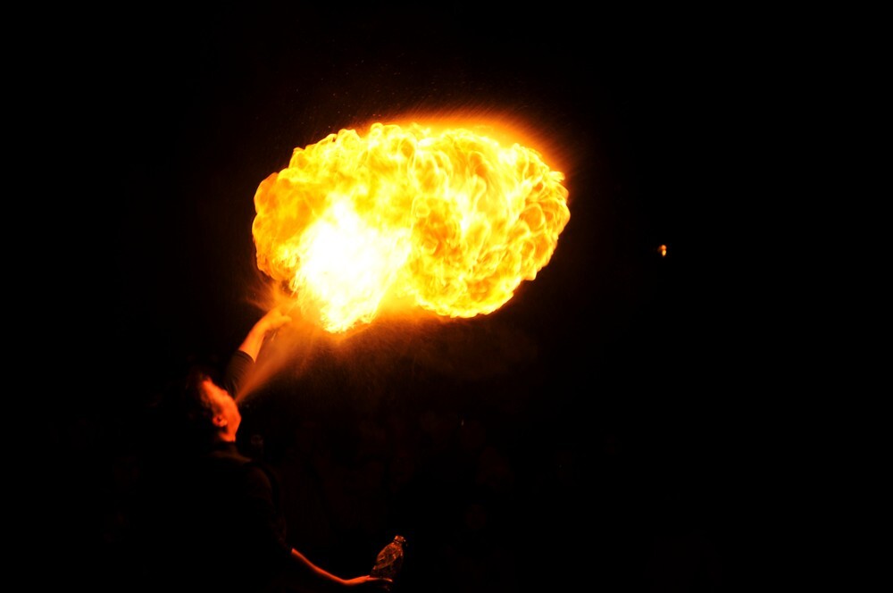 Na Placu Jana Pawła II zagościła dzisiaj iście świąteczna atmosfera, ponieważ pojawił się tam Rudzki Wigilijny Stół. Tego dnia mieszkańcy Rudy Śląskiej mogli wspólnie zasiąść do stołu, posłuchać występów różnych artystów, razem pośpiewać czy też podziwiać przygotowane na tę okazję atrakcje.