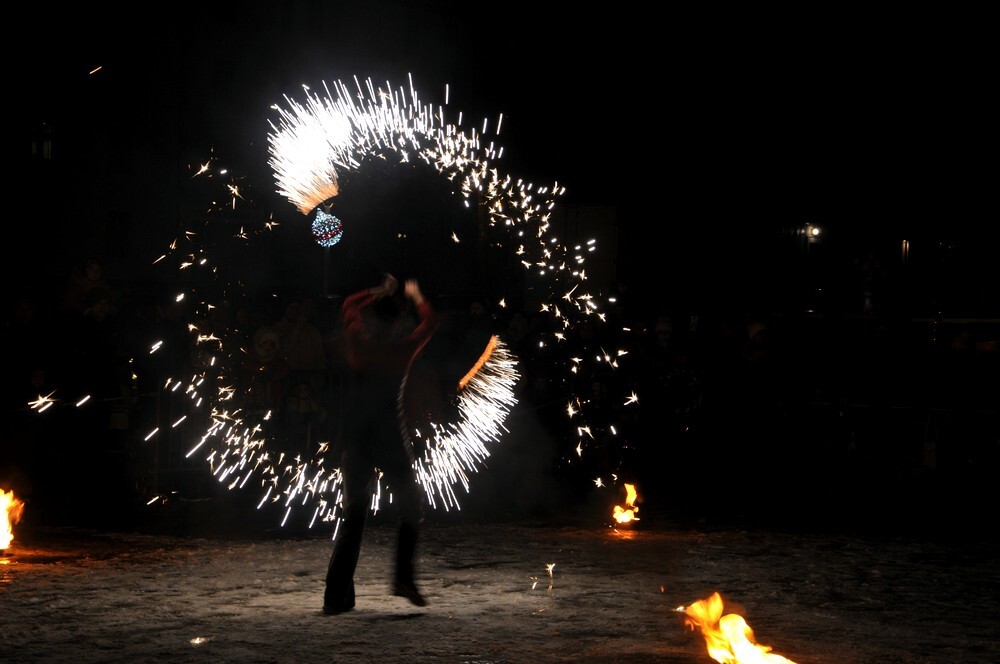 Na Placu Jana Pawła II zagościła dzisiaj iście świąteczna atmosfera, ponieważ pojawił się tam Rudzki Wigilijny Stół. Tego dnia mieszkańcy Rudy Śląskiej mogli wspólnie zasiąść do stołu, posłuchać występów różnych artystów, razem pośpiewać czy też podziwiać przygotowane na tę okazję atrakcje.