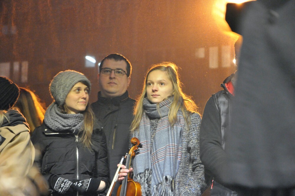 Na Placu Jana Pawła II zagościła dzisiaj iście świąteczna atmosfera, ponieważ pojawił się tam Rudzki Wigilijny Stół. Tego dnia mieszkańcy Rudy Śląskiej mogli wspólnie zasiąść do stołu, posłuchać występów różnych artystów, razem pośpiewać czy też podziwiać przygotowane na tę okazję atrakcje.