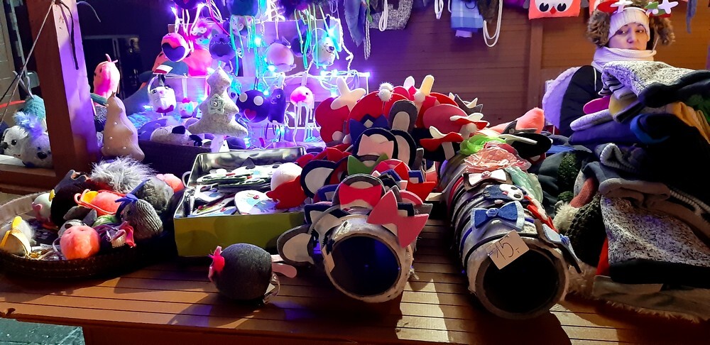 Na Placu Jana Pawła II zagościła dzisiaj iście świąteczna atmosfera, ponieważ pojawił się tam Rudzki Wigilijny Stół. Tego dnia mieszkańcy Rudy Śląskiej mogli wspólnie zasiąść do stołu, posłuchać występów różnych artystów, razem pośpiewać czy też podziwiać przygotowane na tę okazję atrakcje.