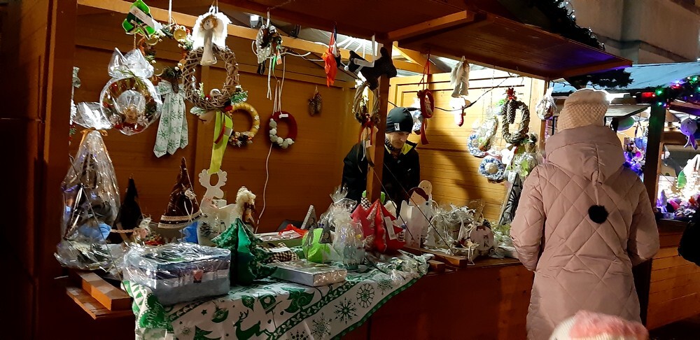 Na Placu Jana Pawła II zagościła dzisiaj iście świąteczna atmosfera, ponieważ pojawił się tam Rudzki Wigilijny Stół. Tego dnia mieszkańcy Rudy Śląskiej mogli wspólnie zasiąść do stołu, posłuchać występów różnych artystów, razem pośpiewać czy też podziwiać przygotowane na tę okazję atrakcje.