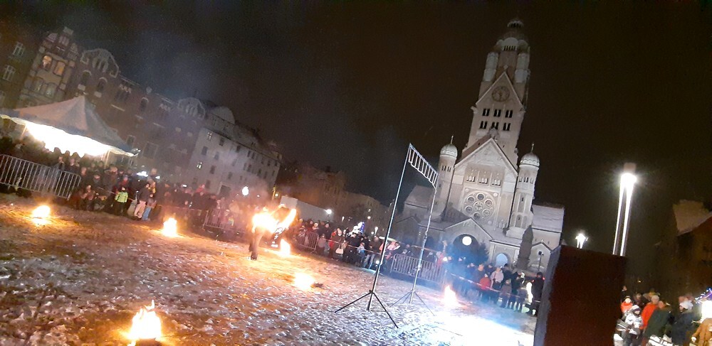 Na Placu Jana Pawła II zagościła dzisiaj iście świąteczna atmosfera, ponieważ pojawił się tam Rudzki Wigilijny Stół. Tego dnia mieszkańcy Rudy Śląskiej mogli wspólnie zasiąść do stołu, posłuchać występów różnych artystów, razem pośpiewać czy też podziwiać przygotowane na tę okazję atrakcje.