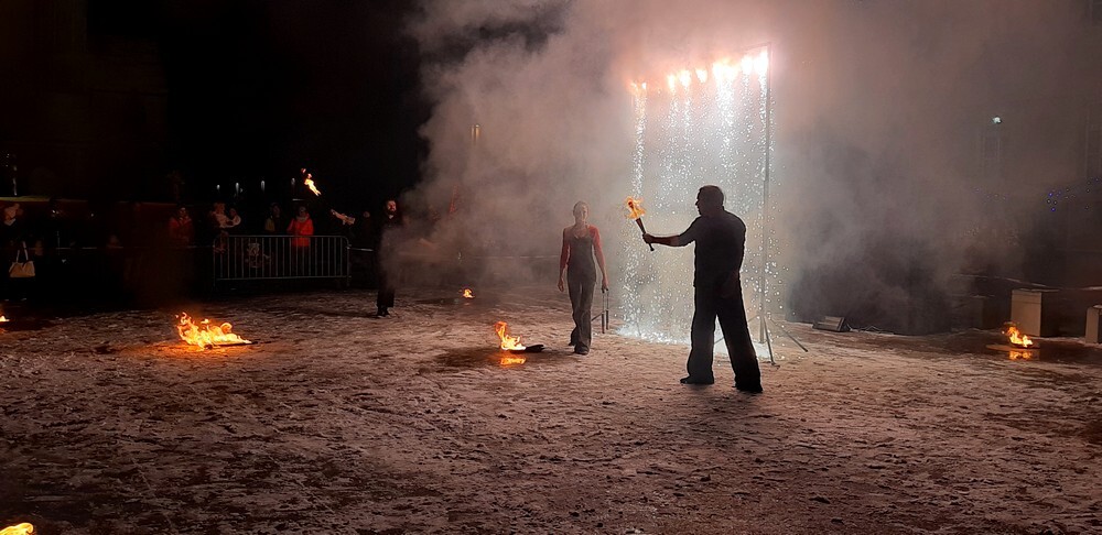 Na Placu Jana Pawła II zagościła dzisiaj iście świąteczna atmosfera, ponieważ pojawił się tam Rudzki Wigilijny Stół. Tego dnia mieszkańcy Rudy Śląskiej mogli wspólnie zasiąść do stołu, posłuchać występów różnych artystów, razem pośpiewać czy też podziwiać przygotowane na tę okazję atrakcje.