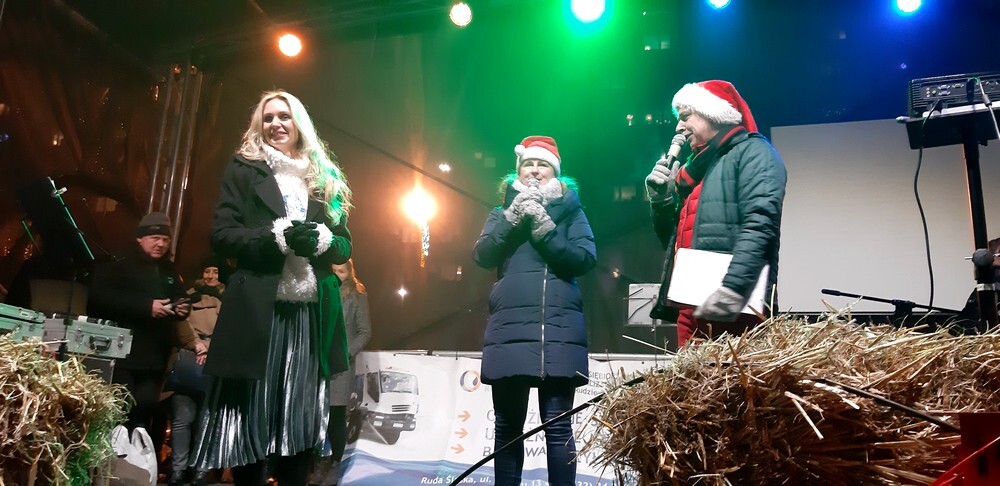 Na Placu Jana Pawła II zagościła dzisiaj iście świąteczna atmosfera, ponieważ pojawił się tam Rudzki Wigilijny Stół. Tego dnia mieszkańcy Rudy Śląskiej mogli wspólnie zasiąść do stołu, posłuchać występów różnych artystów, razem pośpiewać czy też podziwiać przygotowane na tę okazję atrakcje.