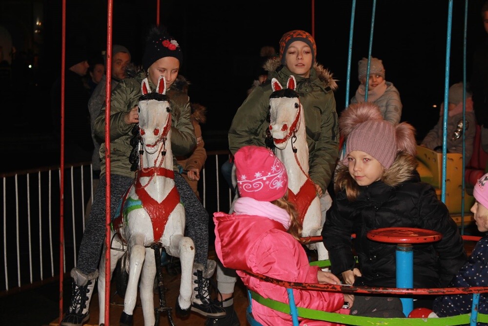 Wigilia dla mieszkańców, występ Grzegorza Poloczka, spotkanie z Mikołajem, prezentacje muzyczne młodzieży czy kiermasz świąteczny – to tylko niektóre atrakcje przygotowane z myślą o mieszkańcach w ramach tegorocznego Rudzkiego Jarmarku Bożonarodzeniowego. Tradycyjnie wydarzenie odbyło na Placu Jana Pawła II.
