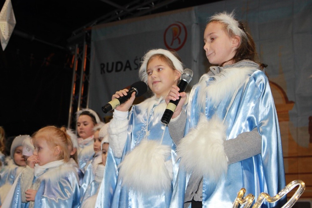 Wigilia dla mieszkańców, występ Grzegorza Poloczka, spotkanie z Mikołajem, prezentacje muzyczne młodzieży czy kiermasz świąteczny – to tylko niektóre atrakcje przygotowane z myślą o mieszkańcach w ramach tegorocznego Rudzkiego Jarmarku Bożonarodzeniowego. Tradycyjnie wydarzenie odbyło na Placu Jana Pawła II.