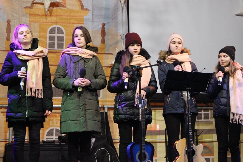 Wigilia dla mieszkańców, występ Grzegorza Poloczka, spotkanie z Mikołajem, prezentacje muzyczne młodzieży czy kiermasz świąteczny – to tylko niektóre atrakcje przygotowane z myślą o mieszkańcach w ramach tegorocznego Rudzkiego Jarmarku Bożonarodzeniowego. Tradycyjnie wydarzenie odbyło na Placu Jana Pawła II.