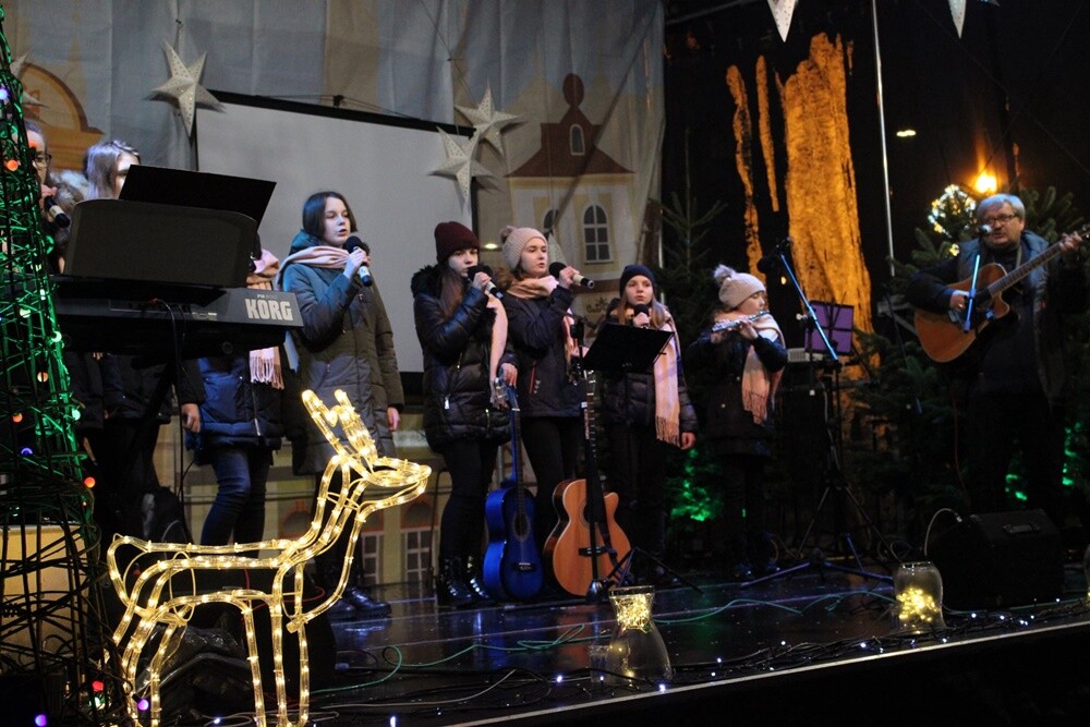 Wigilia dla mieszkańców, występ Grzegorza Poloczka, spotkanie z Mikołajem, prezentacje muzyczne młodzieży czy kiermasz świąteczny – to tylko niektóre atrakcje przygotowane z myślą o mieszkańcach w ramach tegorocznego Rudzkiego Jarmarku Bożonarodzeniowego. Tradycyjnie wydarzenie odbyło na Placu Jana Pawła II.