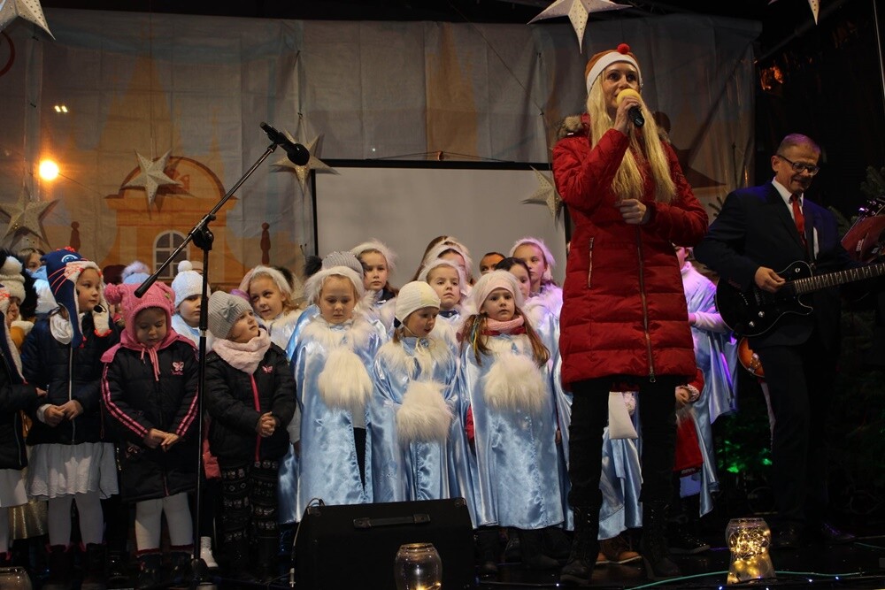 Wigilia dla mieszkańców, występ Grzegorza Poloczka, spotkanie z Mikołajem, prezentacje muzyczne młodzieży czy kiermasz świąteczny – to tylko niektóre atrakcje przygotowane z myślą o mieszkańcach w ramach tegorocznego Rudzkiego Jarmarku Bożonarodzeniowego. Tradycyjnie wydarzenie odbyło na Placu Jana Pawła II.