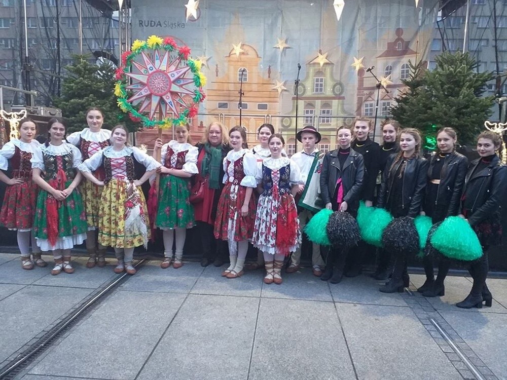 Wigilia dla mieszkańców, występ Grzegorza Poloczka, spotkanie z Mikołajem, prezentacje muzyczne młodzieży czy kiermasz świąteczny – to tylko niektóre atrakcje przygotowane z myślą o mieszkańcach w ramach tegorocznego Rudzkiego Jarmarku Bożonarodzeniowego. Tradycyjnie wydarzenie odbyło na Placu Jana Pawła II.