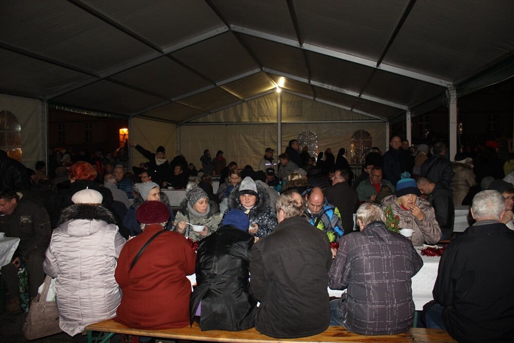 Wigilia dla mieszkańców, występ Grzegorza Poloczka, spotkanie z Mikołajem, prezentacje muzyczne młodzieży czy kiermasz świąteczny – to tylko niektóre atrakcje przygotowane z myślą o mieszkańcach w ramach tegorocznego Rudzkiego Jarmarku Bożonarodzeniowego. Tradycyjnie wydarzenie odbyło na Placu Jana Pawła II.