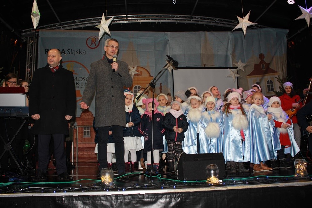 Wigilia dla mieszkańców, występ Grzegorza Poloczka, spotkanie z Mikołajem, prezentacje muzyczne młodzieży czy kiermasz świąteczny – to tylko niektóre atrakcje przygotowane z myślą o mieszkańcach w ramach tegorocznego Rudzkiego Jarmarku Bożonarodzeniowego. Tradycyjnie wydarzenie odbyło na Placu Jana Pawła II.