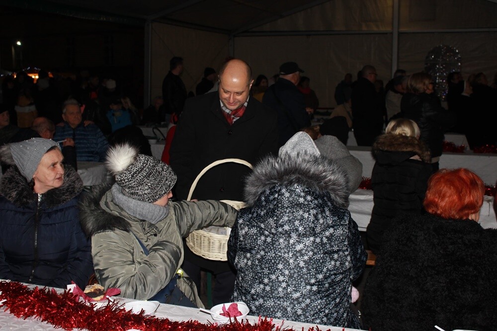 Wigilia dla mieszkańców, występ Grzegorza Poloczka, spotkanie z Mikołajem, prezentacje muzyczne młodzieży czy kiermasz świąteczny – to tylko niektóre atrakcje przygotowane z myślą o mieszkańcach w ramach tegorocznego Rudzkiego Jarmarku Bożonarodzeniowego. Tradycyjnie wydarzenie odbyło na Placu Jana Pawła II.