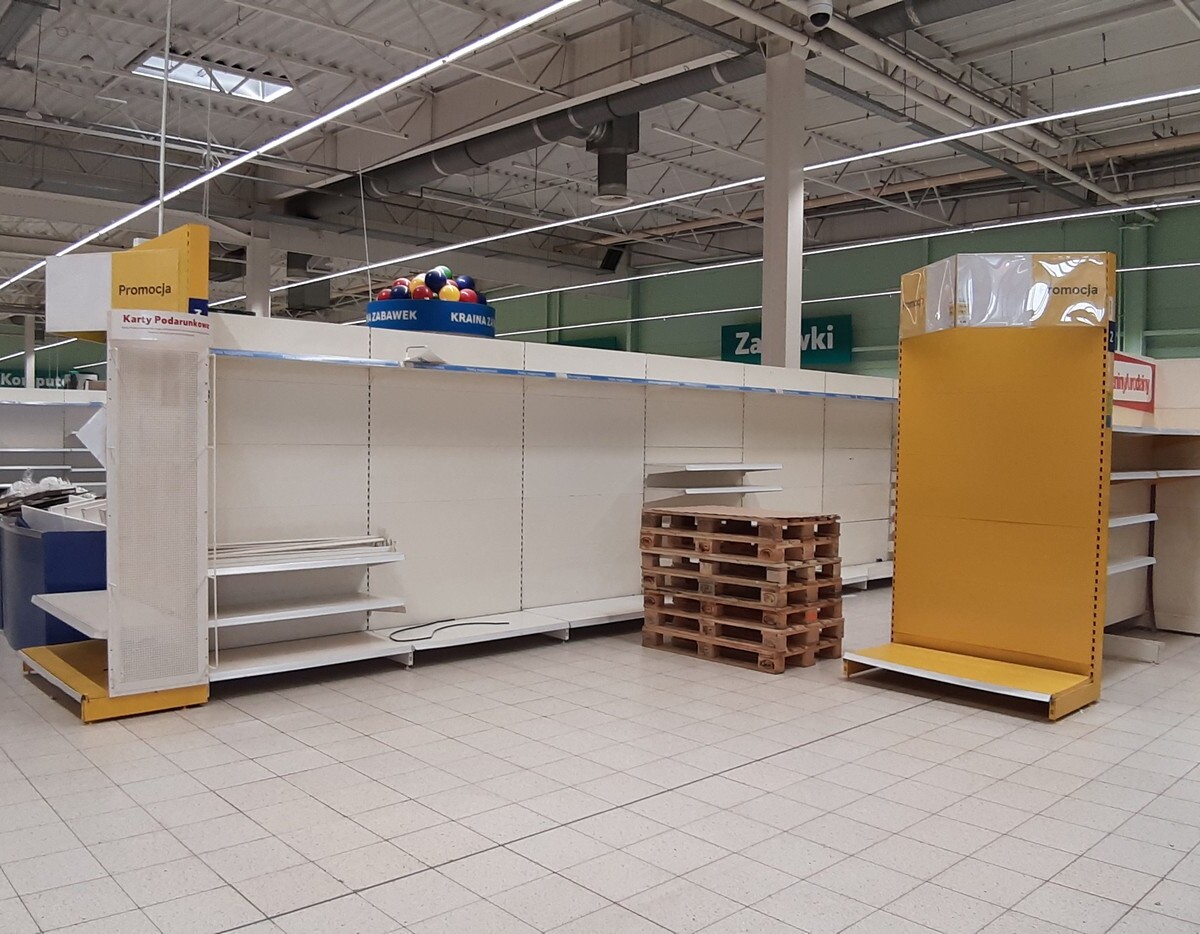 Tesco - największy supermarket w Rudzie Śląskiej - powoli odchodzi do lamusa. Sklep będzie jeszcze otwarty do końca miesiąca, ale jego oferta jest już mocno ograniczona, a półki do niedawna wypełnione towarami teraz świecą pustkami.