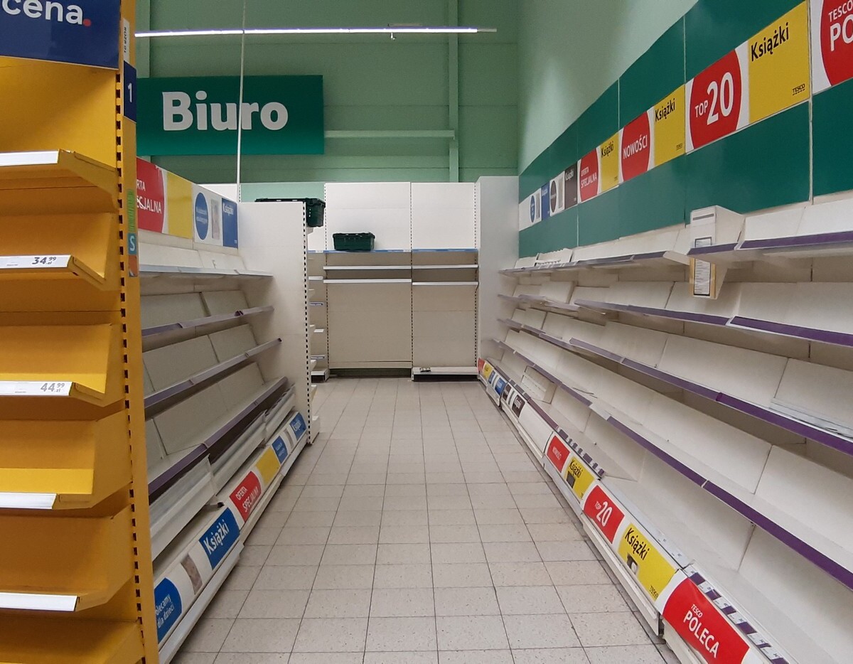 Tesco - największy supermarket w Rudzie Śląskiej - powoli odchodzi do lamusa. Sklep będzie jeszcze otwarty do końca miesiąca, ale jego oferta jest już mocno ograniczona, a półki do niedawna wypełnione towarami teraz świecą pustkami.