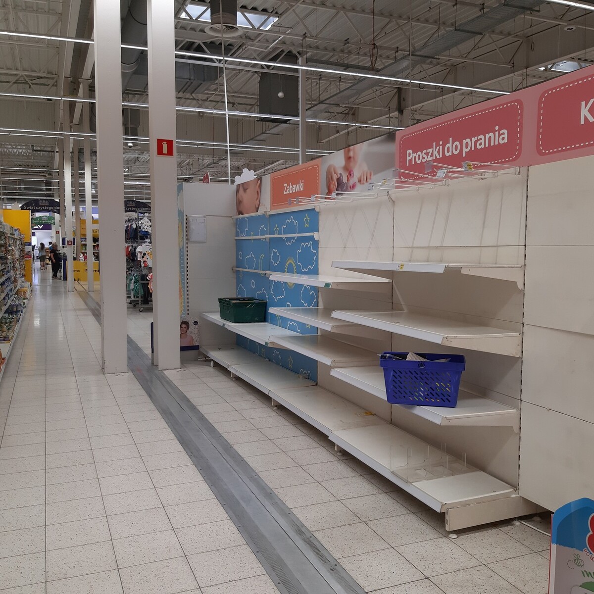 Tesco - największy supermarket w Rudzie Śląskiej - powoli odchodzi do lamusa. Sklep będzie jeszcze otwarty do końca miesiąca, ale jego oferta jest już mocno ograniczona, a półki do niedawna wypełnione towarami teraz świecą pustkami.