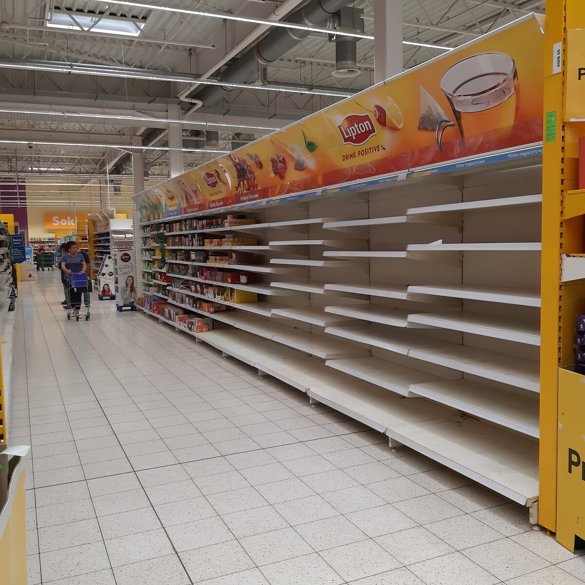 Tesco - największy supermarket w Rudzie Śląskiej - powoli odchodzi do lamusa. Sklep będzie jeszcze otwarty do końca miesiąca, ale jego oferta jest już mocno ograniczona, a półki do niedawna wypełnione towarami teraz świecą pustkami.