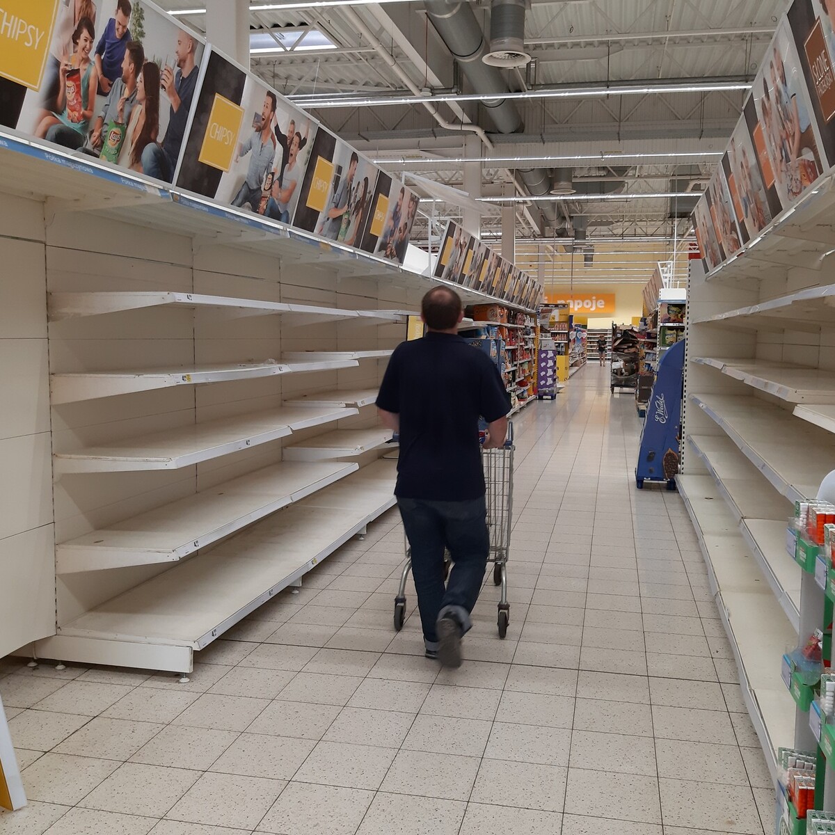 Tesco - największy supermarket w Rudzie Śląskiej - powoli odchodzi do lamusa. Sklep będzie jeszcze otwarty do końca miesiąca, ale jego oferta jest już mocno ograniczona, a półki do niedawna wypełnione towarami teraz świecą pustkami.