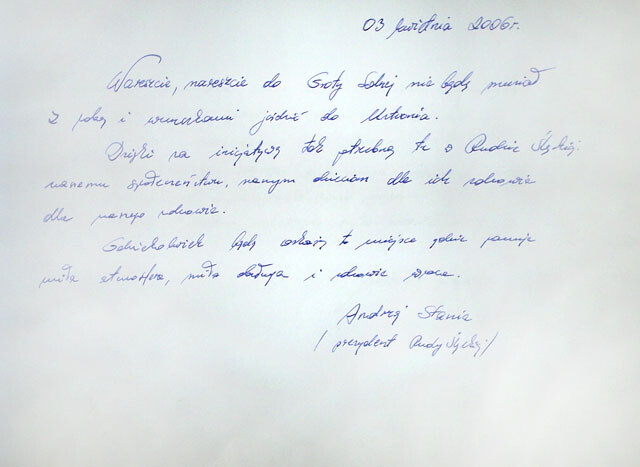 Zdjęcie przedstawia wpis Prezydenta miasta Ruda Śląska - Andrzeja Stani w księdze pamiątkowej Jaskini Solnej znajdującej się w Kochłowicach  data: 3 kwietnia 2006 autor: Grzegorz Kubicki